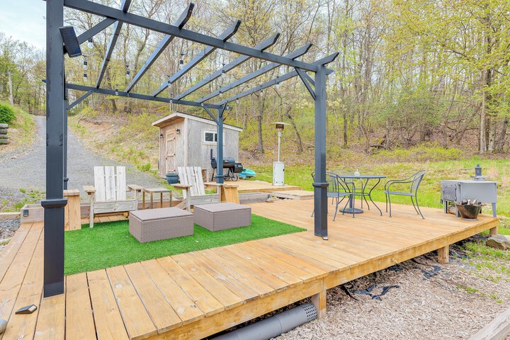 Lakefront Long Pond Home w / Wraparound Deck!