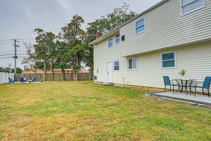 Bay Shore Vacation Rental w / Shared Yard!