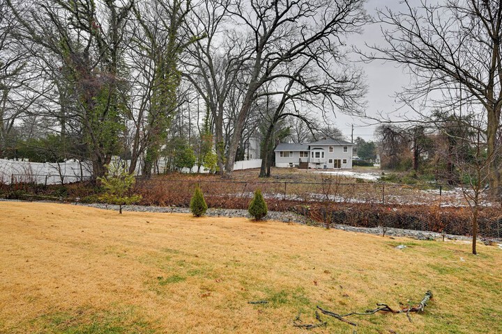 8 Mi to Long Beach: Cozy Apt w / Fenced Yard!