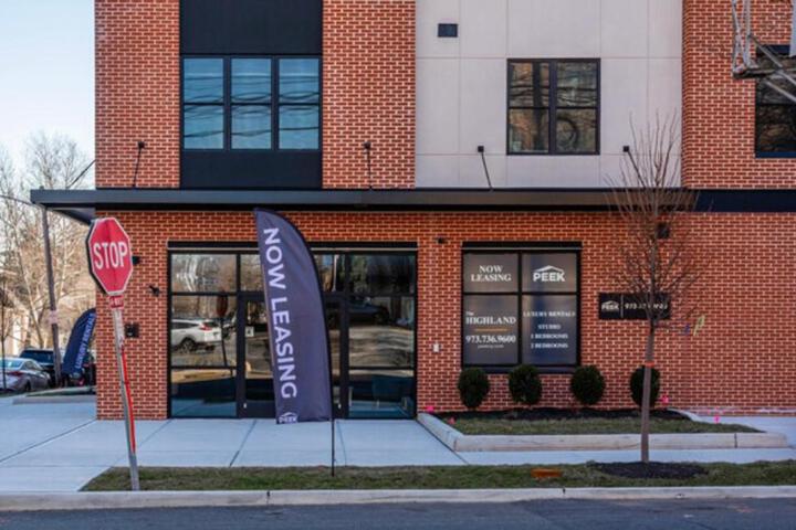 Opulence in Olive with Free Parking plus EV Plug 2 BR 2 baths Suite, 5 beds and Sleeps 8