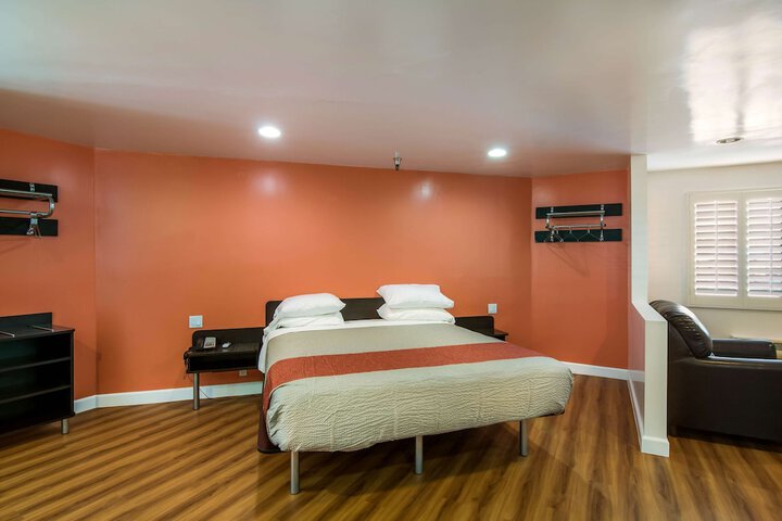 Room 18 of 27