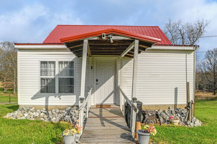 Serene Mcewen Cottage 2 Mi to Golf Course!
