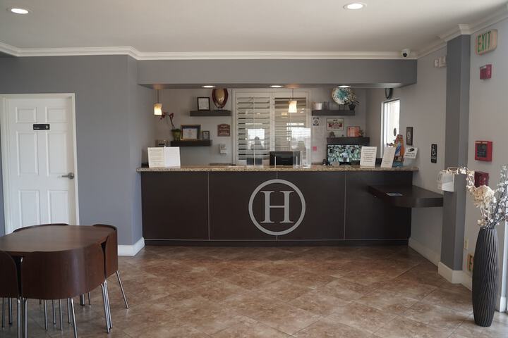 Harbor Inn & Suites