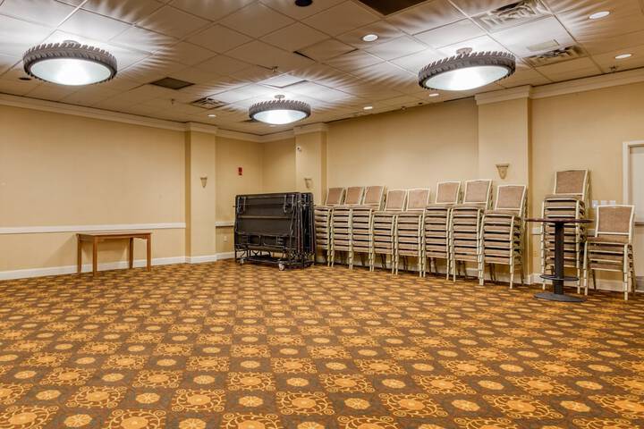 Ballroom/Hall 37 of 39