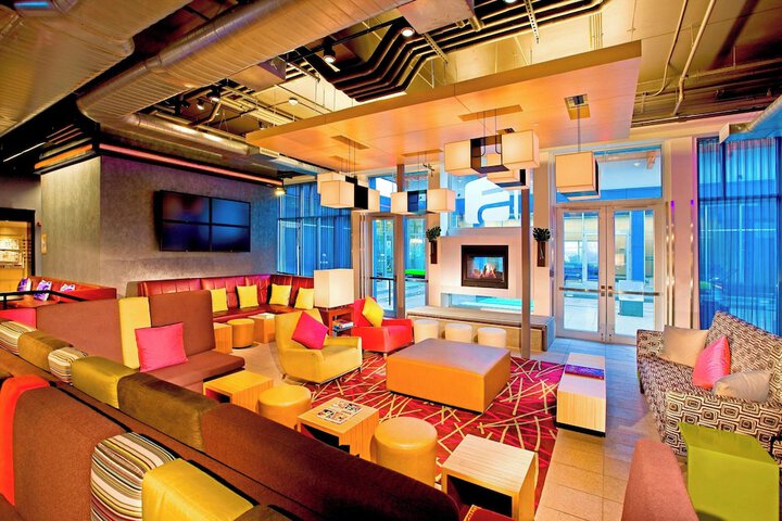 Lounge 34 of 35