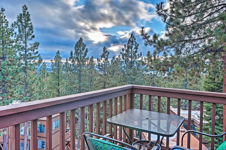 2 Mi to Heavenly Mountain: Tahoe Retreat w / Views