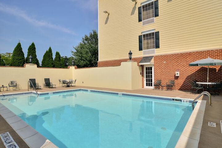 Hampton Inn & Suites State College at Williamsburg Square