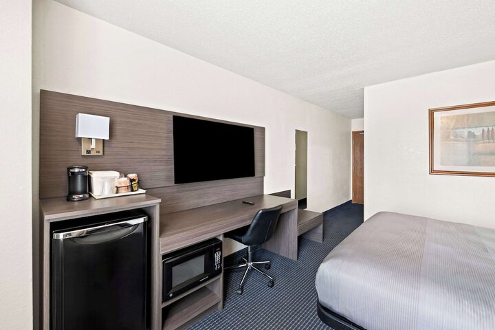 Room 28 of 61