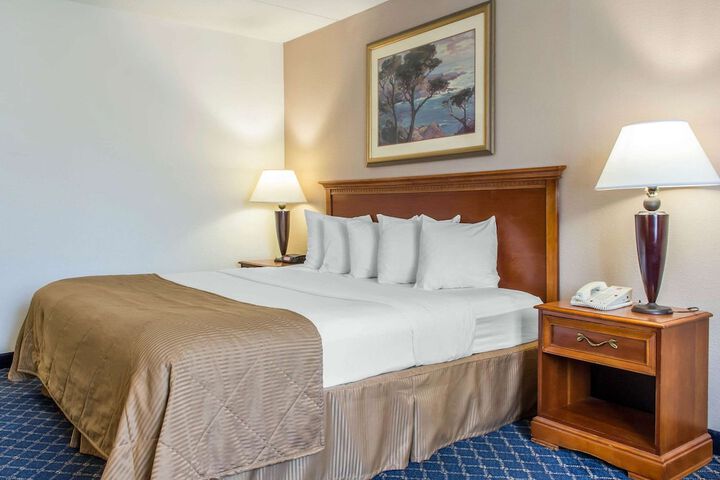 Clarion Hotel & Conference Center Ronkonkoma MacArthur Airport
