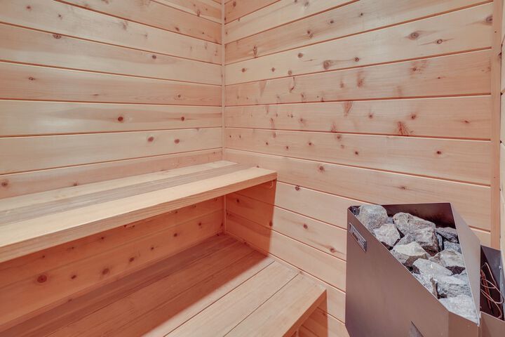 Ski-in / ski-out w/ Sauna in Jay Ski Peak Resort!