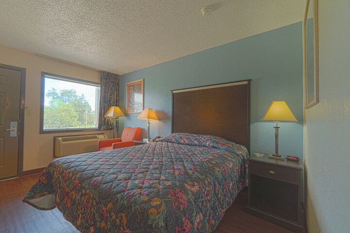 Regency Inn & Suites by OYO Bay City TX