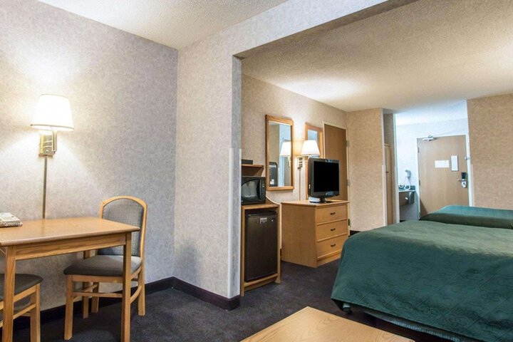 Room 10 of 32