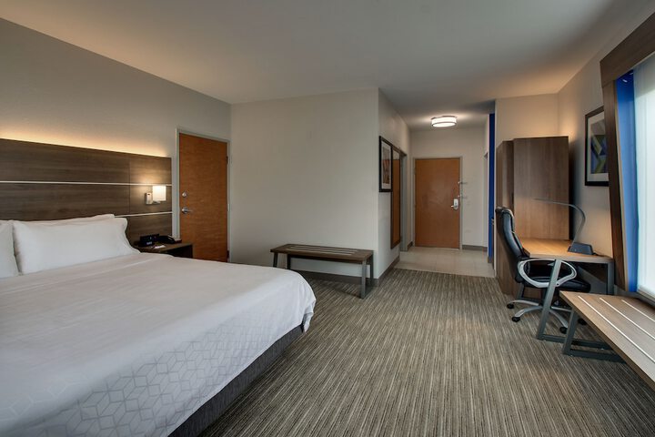 Holiday Inn Express & Suites Waukegan by IHG