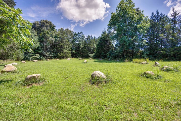 Terre Haute Manor Farmhouse w / Gardens & Deck!