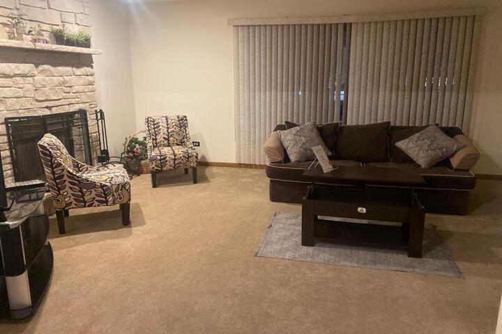 3BR-2BA Deluxe Apartment with Fireplace and Balcony