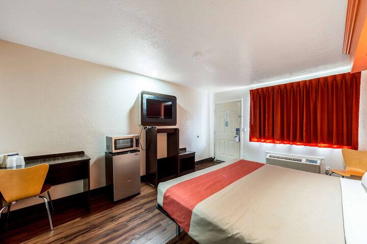 Room 17 of 32