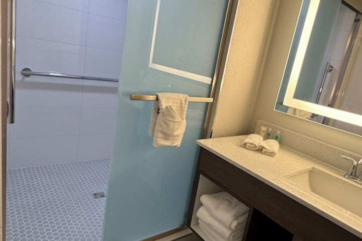 Room 11 of 25