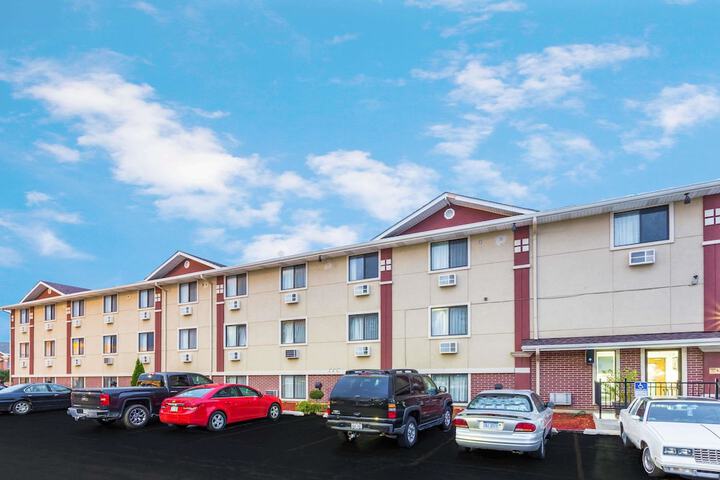 Super 8 by Wyndham Kenosha / Pleasant Prairie