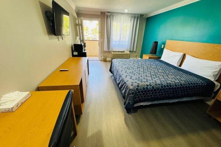 Room 10 of 12