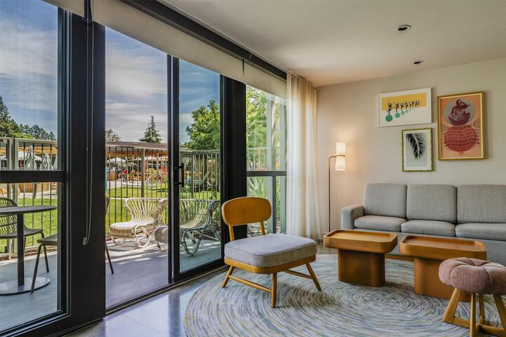 Flamingo Resort & Spa Santa Rosa Sonoma Tapestry by Hilton