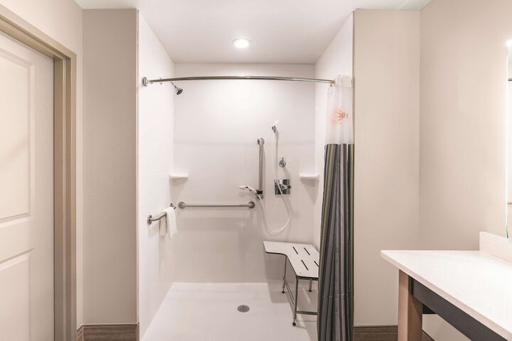 La Quinta Inn & Suites by Wyndham Cleveland near Lee Univ