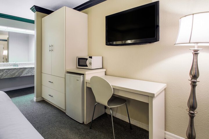 Room 26 of 38