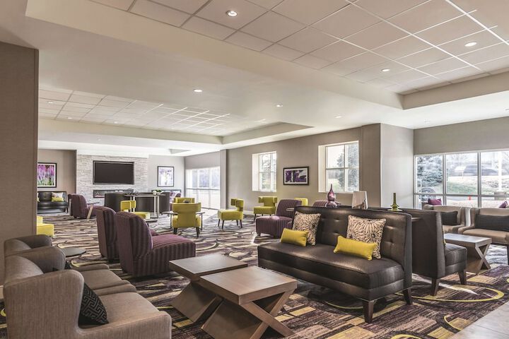 La Quinta Inn & Suites by Wyndham Cincinnati Sharonville