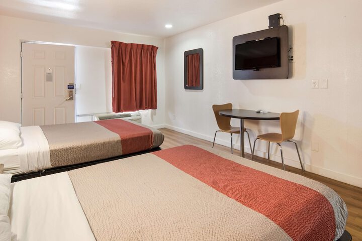 Room 13 of 27