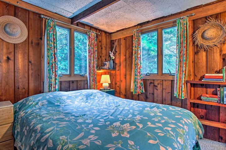 Lakefront Montague Cottage w / Deck & Beach!