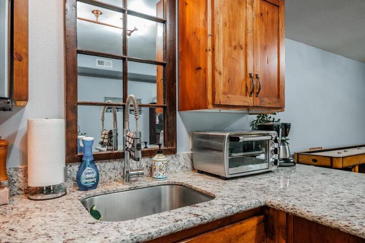 Beautiful Country Apartment AC, Pickleball, Billiards, Playground, Gardens