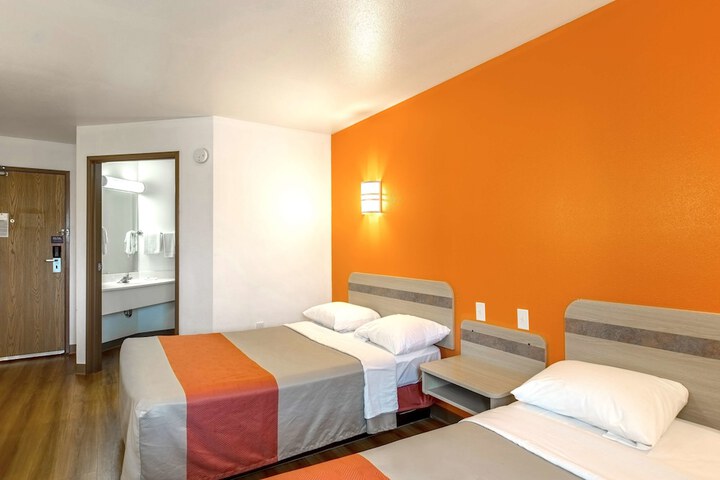 Room 21 of 34