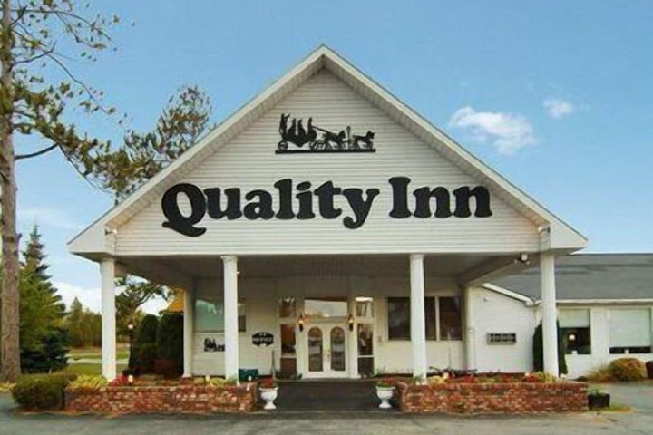 Quality Inn & Suites Mackinaw City Beachfront