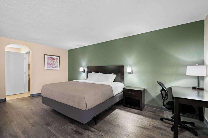 Room 17 of 32