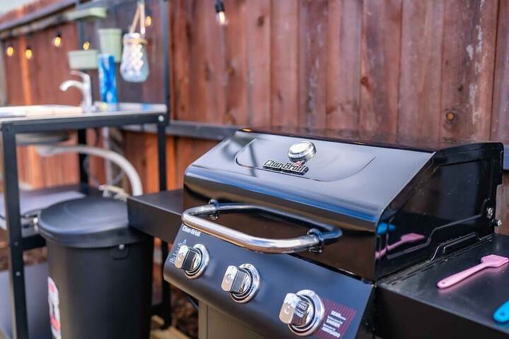 Urban Glamping Oasis: Comfort & Adventure Combined