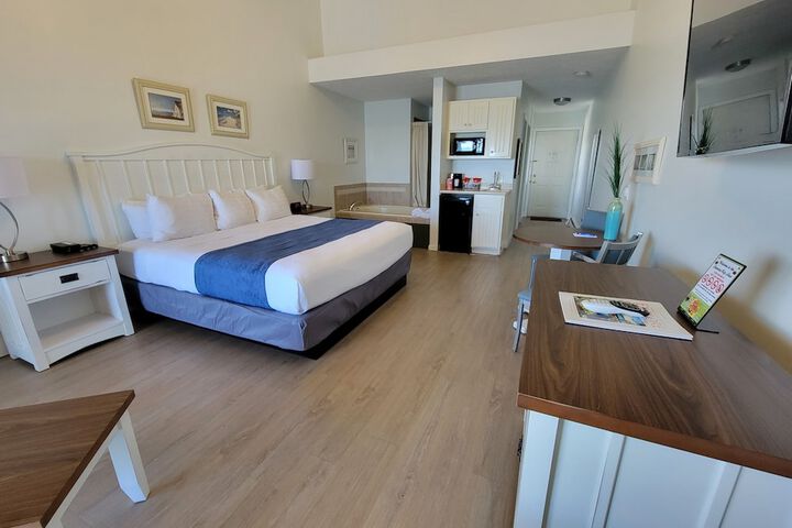 Pointes North Beachfront Hotel – 2 Person Spa Tub Studios