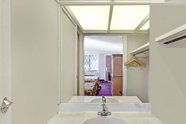 Room 7 of 18
