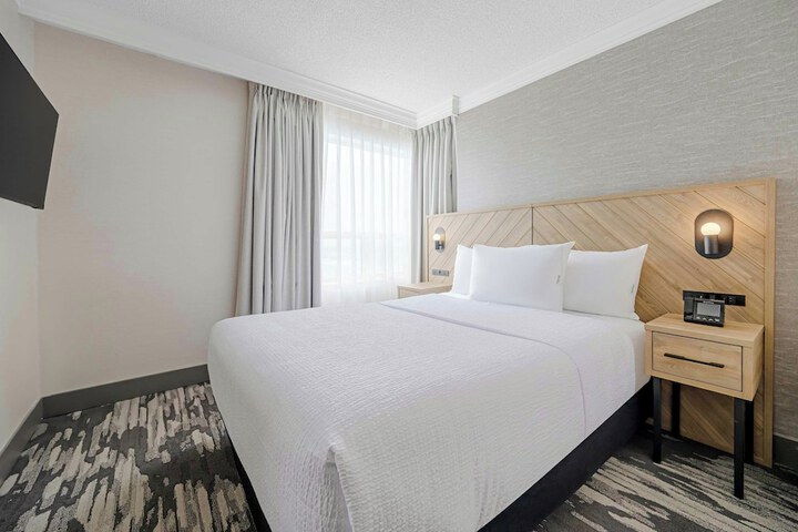 Sandman Signature Mississauga Hotel