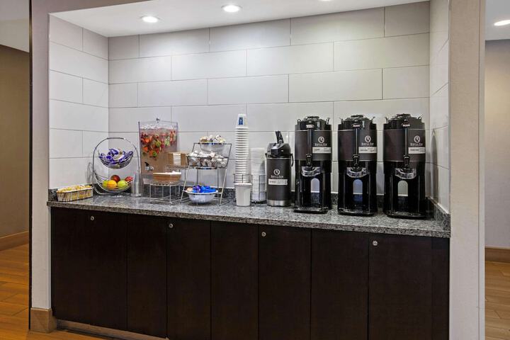 La Quinta Inn & Suites by Wyndham Detroit Metro Airport