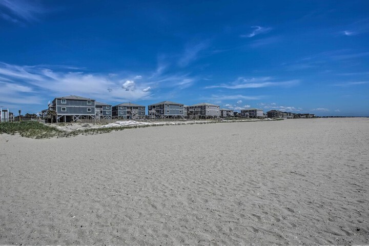 Ocean Isle Beach Condo w / Balcony: Steps to Shore!