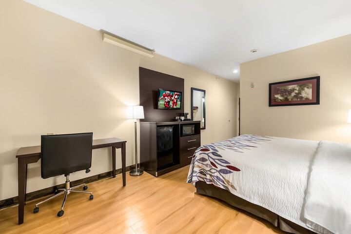 Econo Lodge Inn & Suites