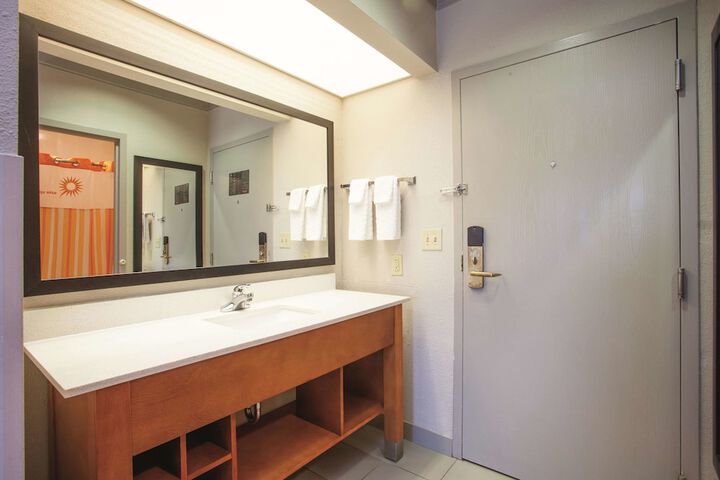La Quinta Inn & Suites by Wyndham Jackson Airport / Pearl