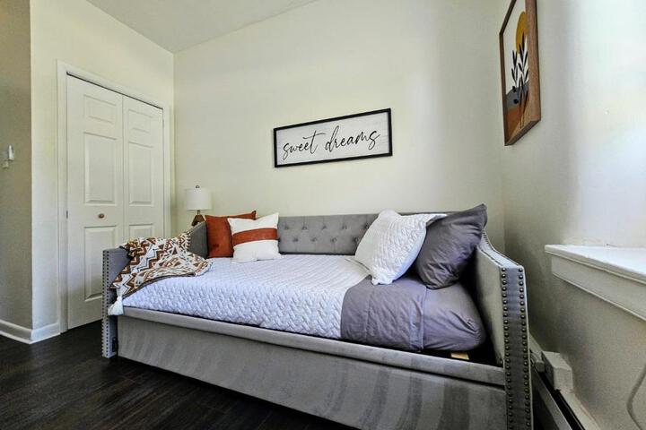 Cozy & Modern 3-Bed Retreat - 8 Mins to Bridge St