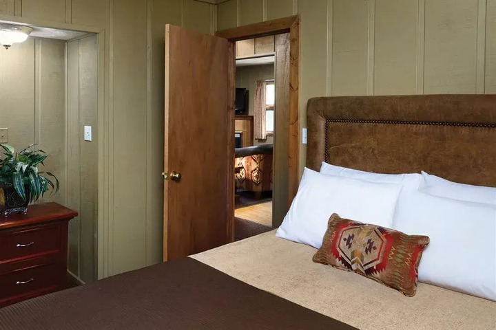 SHAWNEE LODGE