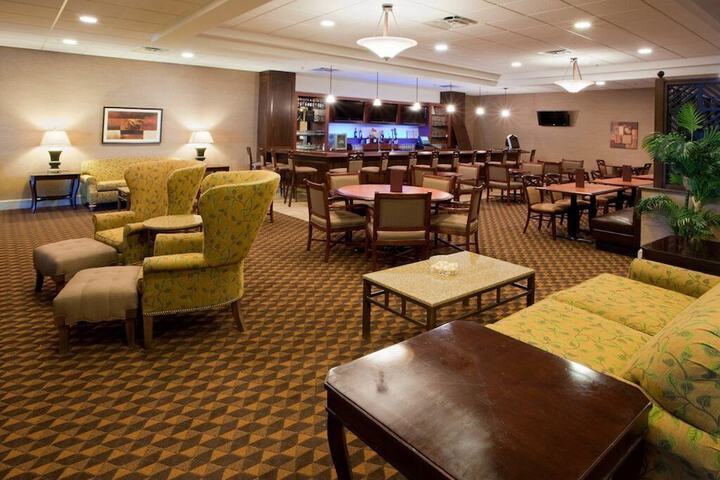 Lounge 43 of 46