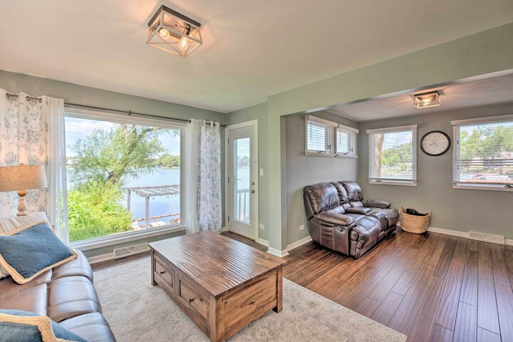 Lakefront Oasis w / Boat Dock Fire Pit, Grill