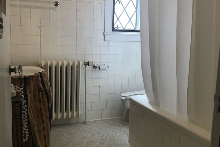 Room 32 of 98