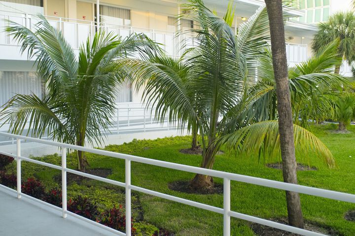 Hotel Exterior 31 of 32