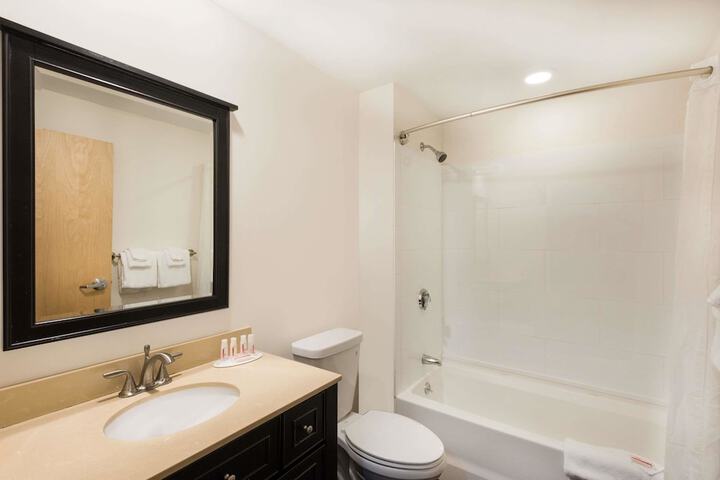 Howard Johnson by Wyndham Quincy / Boston