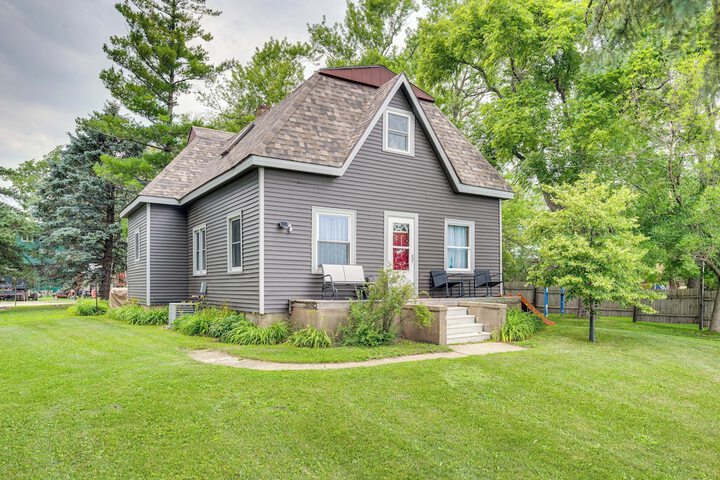 Charming Eagle Grove Farmhouse w / Patio!
