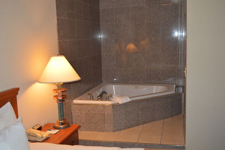 Hot Tub 56 of 60